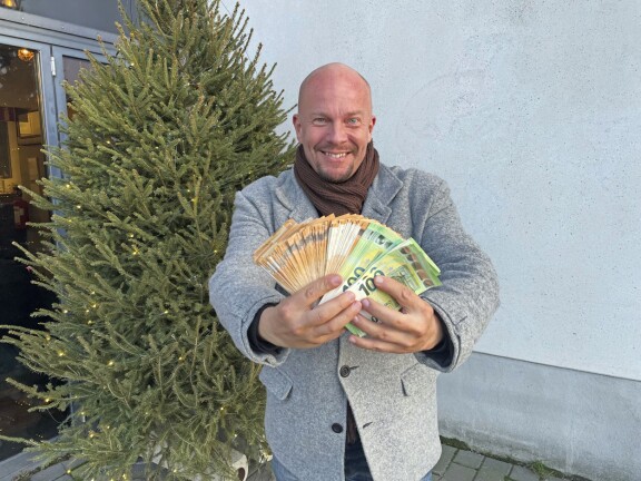 Henry Aflecht näyttää keräämäänsä 21 000 euroa. Hän jakoi rahaviuhkastaan seteleitä ruokajonoissa Lahden alueella ennen joulua.