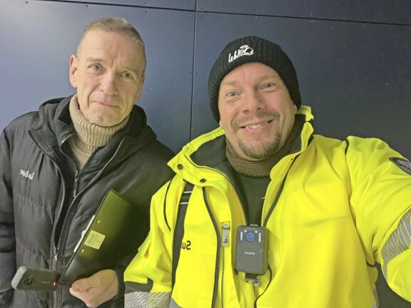 Henry yllätti ruokaa jonottavat kansalaiset joulun alla Lahdessa. – Kyyneleiltäkään ei vältytty, hyväätekevä miljonääri sanoi. Kuvassa ex-poliisi Timo Lehtonen, joka valvoi rahanjakoa.