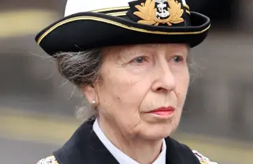 Tällaisena et ole nähnyt prinsessa Annea - ruokki kansallisasussa lehmiä Sri Lankassa