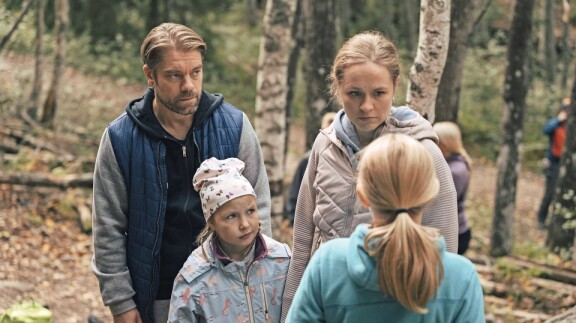 Iida-Maria tähdittää Elisa Viihteen draamasarjaa Kaikki anteeksi yhdessä Joonas Saartamon kanssa.
