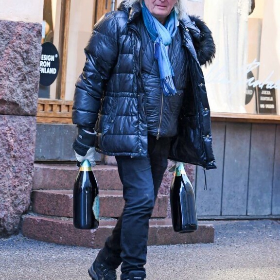 Jukan hyppysissä oli espanjalaisia Villa Conchi Magnum Cava -pulloja, joissa on 1,5 litraa kuohujuomaa kussakin. Jukan hyppysissä oli espanjalaisia Villa Conchi Magnum Cava -pulloja, joissa on 1,5 litraa kuohujuomaa kussakin.