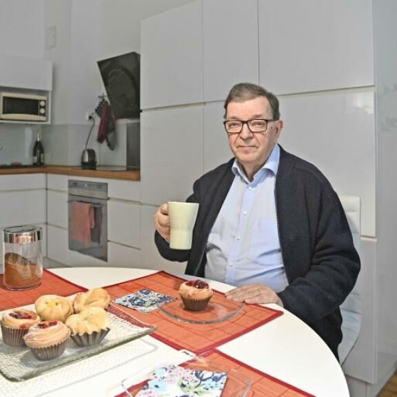 Vaatimaton kun on, Paavo Väyrynen tyytyy juomaan pullakahvia tavallisesta kahvikupista eikä omalla kasvoillaan koristellusta vaalimukista. Vaatimaton kun on, Paavo tyytyi juomaan pullakahvia tavallisesta kahvikupista eikä omalla kasvoillaan koristellusta vaalimukista.