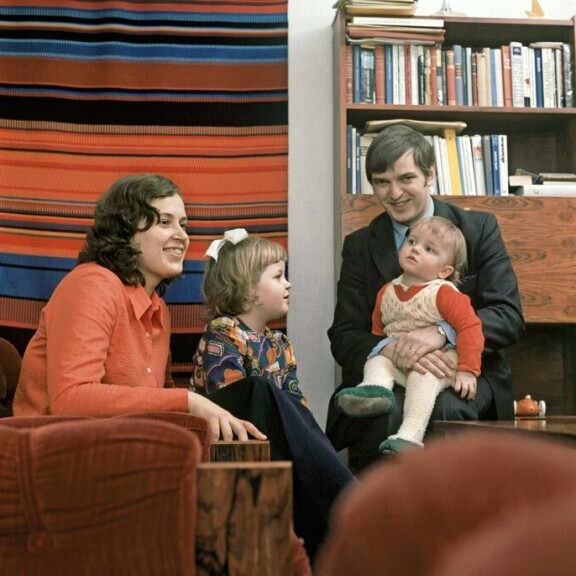 Vuoden 1973 kuvassa poseeraa  ensimmäisen kauden kansanedustaja Paavo, vaimo Vuokko ja lapset Tiinaliisa ja Taneli. Vuoden 1973 kuvassa poseeraa  ensimmäisen kauden kansanedustaja Paavo, vaimo Vuokko ja lapset Tiinaliisa ja Taneli.
