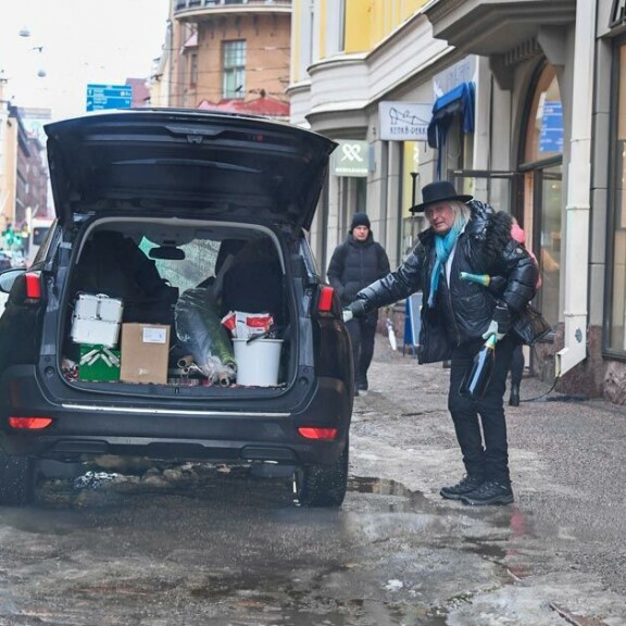 Turvallisuusnäkökohdat eivät näyttäneet Jukkaa rassaavan autoa pakatessa. Äkkipysähdyksen sattuessa takakontin tavarat lentäisivät kuskin niskaan. Turvallisuusnäkökohdat eivät näyttäneet Jukkaa rassaavan autoa pakatessa. Äkkipysähdyksen sattuessa takakontin tavarat lentäisivät kuskin niskaan.