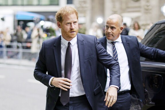Mielipidetutkimuksen mukaan yli 60 prosenttia englantilaisista kokee Harryn Taliban-kommenttien altistaneen Ison-Britannian vaaraan.