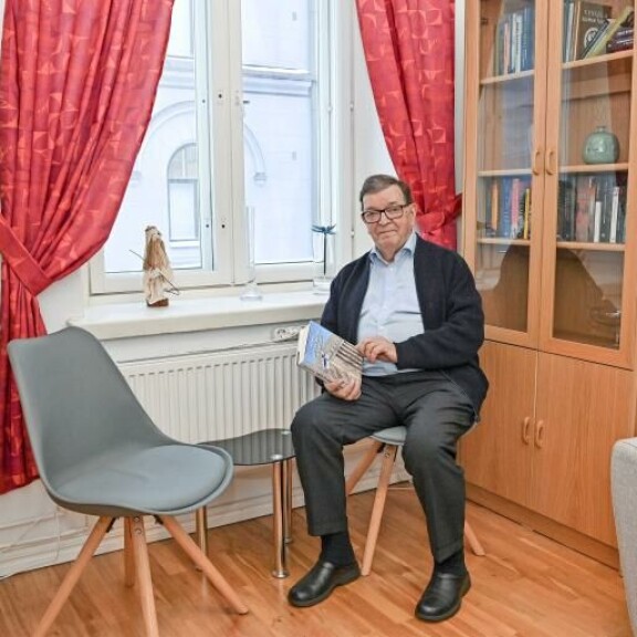 Pikkukirjastosta löytyy laatulukemista joka lähtöön, esimerkiksi Paavon viimeisin oma teos. – Tässäkin kirjassa on selitettynä ihan kaikki. Pikkukirjastosta löytyy laatulukemista joka lähtöön, esimerkiksi Paavon viimeisin oma teos. – Tässäkin kirjassa on selitettynä ihan kaikki.