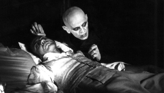 Nosferatu perustuu samannimiseen saksalaiseen kauhuelokuvaan vuodelta 1922, jota pidetään yhtenä kaikkien aikojen parhaimmista kauhuelokuvista.