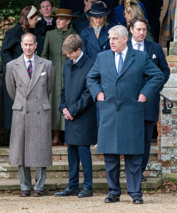 James asettautui kirkon edustalla isänsä prinssi Edwardin ja setänsä prinssi Andrew'n väliin.