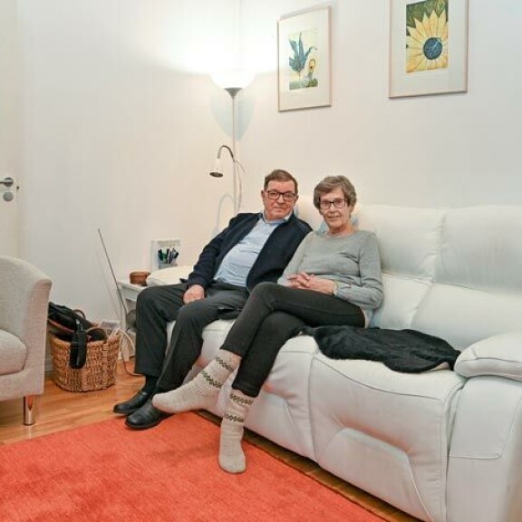 Paavo ja Vuokko viihtyvät hulppeassa Helsingin-kodissaan nahkasohvalla tv-hömppää katsellen. Paavo ja Vuokko viihtyvät hulppeassa Helsingin-kodissaan nahkasohvalla tv-hömppää katsellen. – Tykkäämme erityisesti Kymppitonnista, Huutokauppakeisarista ja Stadi vs. landesta.