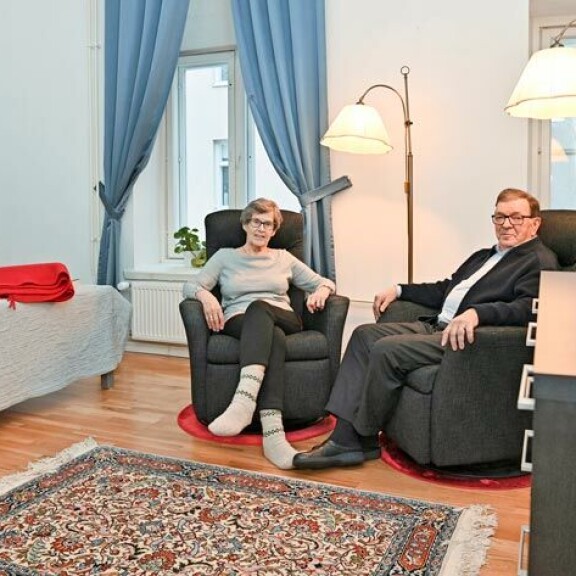 Päivän hälinät pyyhkiytyvät mielestä makuuhuoneen mukavilla nojatuoleilla. Päivän hälinät pyyhkiytyvät mielestä makuuhuoneen mukavilla nojatuoleilla.