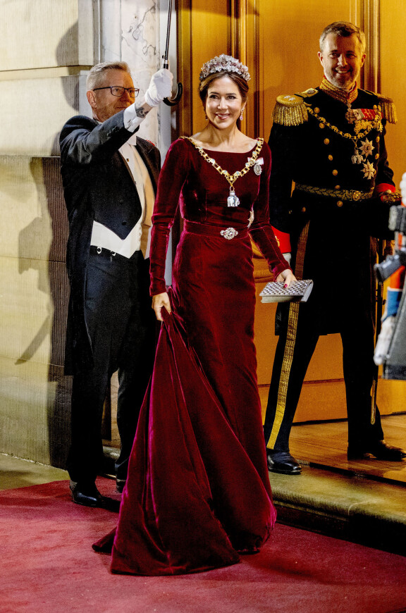 Kruununprinsessa Mary juhli kauniissa viininpunaisessa samettiunelmassa.