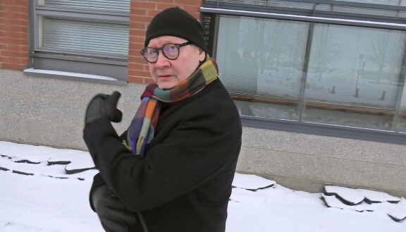 Seiska löysi kohukirjailija Jari Tervon uudenvuoden alla Katajanokalta. Hän kiisti juottaneensa Veskua känniin. – Höpö, höpö, Tervo naureskeli toimittajalle.