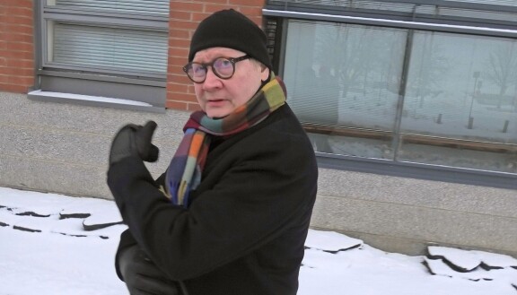 Seiska löysi kohukirjailija Jari Tervon uudenvuoden alla Katajanokalta. Hän kiisti juottaneensa Veskua känniin. – Höpö, höpö, Tervo naureskeli toimittajalle.