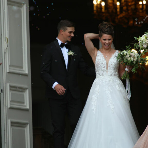 Naurava Viivi Pumpanen korjaili huntuaan kirkon ovien auettua. Viivi Pumpanen korjaili huntuaan kirkon ovien auettua.