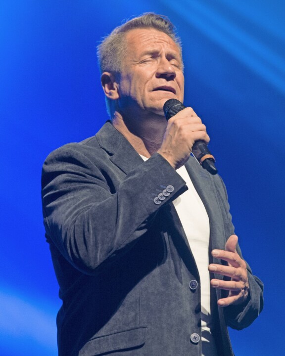 Olli Lindholm teki pitkän uran Yö-yhtyeen solistina. Hän kuoli helmikuussa 2019.
