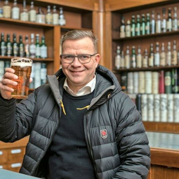 Petteri Orpo piipahti kiireisen työpäivän päätteeksi oluella Turun legendaarisessa Uusi apteekki -ravintolassa. – Kippikset Nato-jäsenyyden etenemiselle, Petteri iloitsi saatuaan Turkista tiedon Suomen jäsenyysratifioinnin alkamisesta. Petteri Orpo piipahti kiireisen työpäivän päätteeksi oluella Turun legendaarisessa Uusi apteekki -ravintolassa. – Kippikset Nato-jäsenyyden etenemiselle, Petteri iloitsi saatuaan Turkista tiedon Suomen jäsenyysratifioinnin alkamisesta.