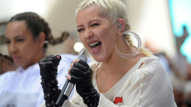 Kuvat! Tällainen on Christina Aguileran viettelevä show: laulaa nelinkontin nahka-asussa