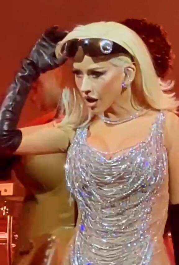 Lady Marmalade -performanssin aikana Christina verhoutui superräväkkään mekkoon, joka kimalteli parrasvaloissa.