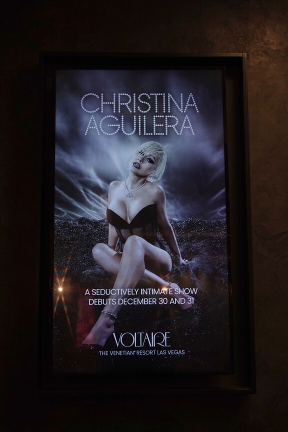 Stylisti Chris Horan on artistin esintymislookien taustalla. Tässä Christinan esityksen mainos Voltaire-teatterilla. Esitykset alkvoivat vuodenvaihteen aikaan 30.12. ja 31.12..