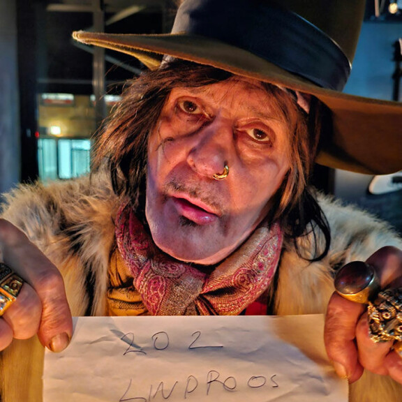Andy mainostaa Lindroosia Instagramissa. Andy McCoy