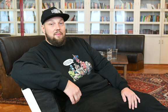 Tomi juontaa räppiuransa ohella radio-ohjelmaa Ylex-kanavalla.