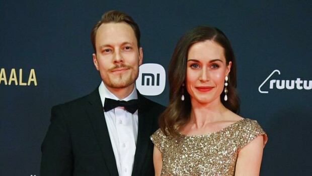 Näin Sanna Marinin aviomiehen bileilta eteni: pökki daamia takaapäin – ”Markus kävi todella kuumana” Markus Räikkönen ja Sanna Marin