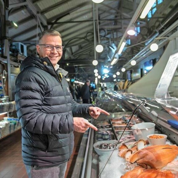Turun Kauppahallissa Petteri Orpo on tuttu näky. – Vaimo kantaa viikolla pääsääntöisesti vastuun ruokahuollosta. Viikonloppuisin se on minun hommani. Ruuanlaitto ja sen suunnittelu on myös tärkeä rentoutumiskeinoni. Turun Kauppahallissa Petteri Orpo on tuttu näky. – Vaimo kantaa viikolla pääsääntöisesti vastuun ruokahuollosta. Viikonloppuisin se on minun hommani. Ruuanlaitto ja sen suunnittelu on myös tärkeä rentoutumiskeinoni.