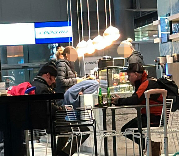 Ari ja Jouko lipittivät kaljaa Helsinki-Vantaan lentoasemalla.