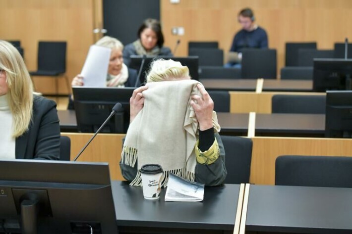 Jenni Loiri piloutui käräjäsalissa huivin taakse. Riitta Loiri, Jenni Loiri