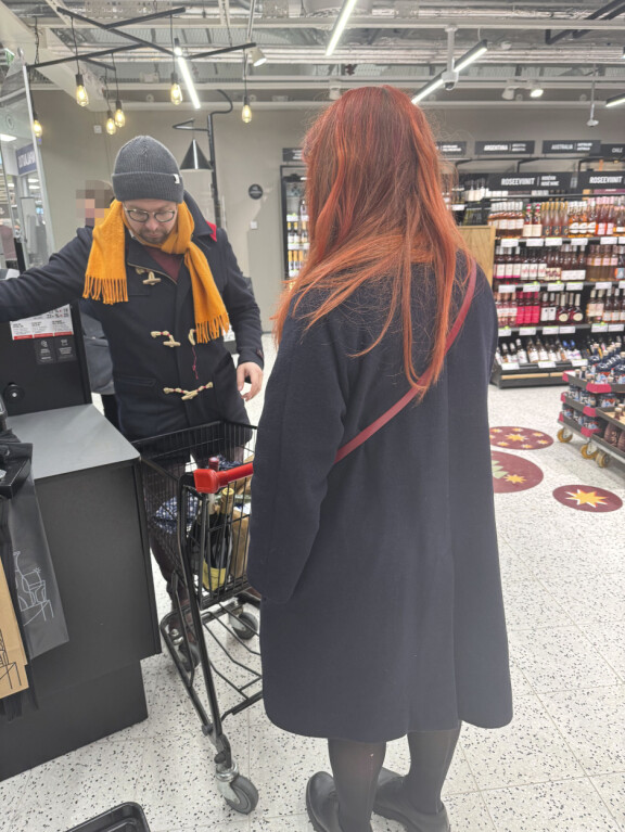 Eduskunnasta pudonnut Iiris Suomela ja Matti-rakas hamstrasivat alkoholia – kuvat
