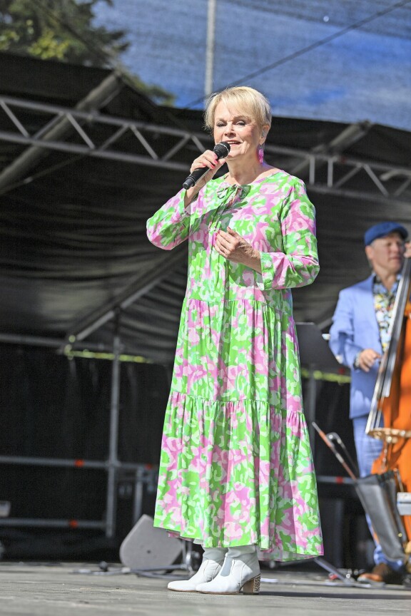 Katri Helena