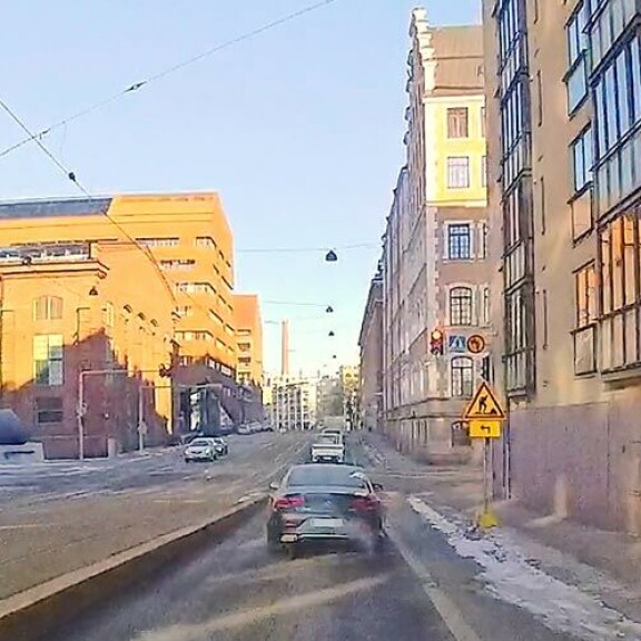 Paparazzia hirvitti, kun köriläs kaasutti risteystä kohti, vaikka valot olivat vaihtuneet punaisiksi… Paparazzia hirvitti, kun köriläs kaasutti risteystä kohti, vaikka valot olivat vaihtuneet punaisiksi…