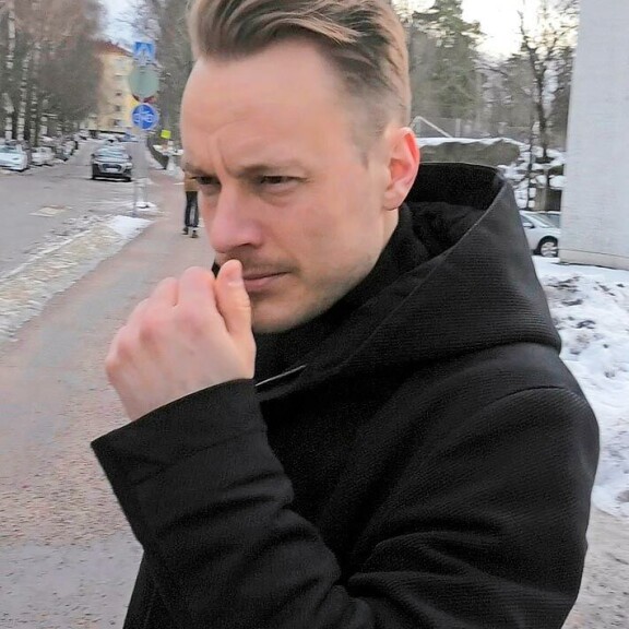 Paparazzi yllätti Markuksen kuherteluillan jälkeisenä arkiaamuna. Parkettien partaveitsi ei ollut juttutuulella. Paparazzi yllätti Markuksen kuherteluillan jälkeisenä arkiaamuna. Parkettien partaveitsi ei ollut juttutuulella.