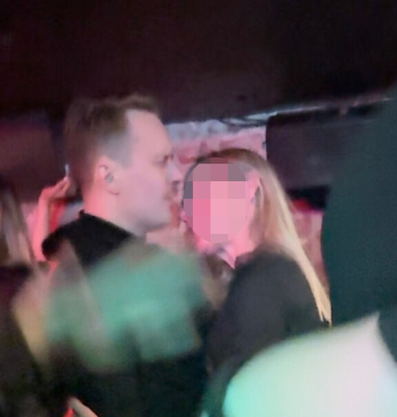 Markus ja mysteeriblondi kuhertelivat yhdessä Kaarle XII -baarissa puolenyön aikoihin viime viikon torstaina.