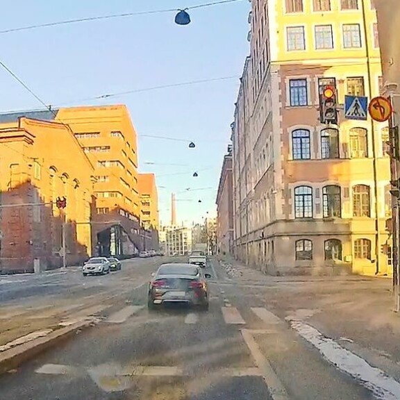 …Aussi ei suotta jarrutellut, vaan paineli surutta punaisia päin! …Aussi ei suotta jarrutellut, vaan paineli surutta punaisia päin!