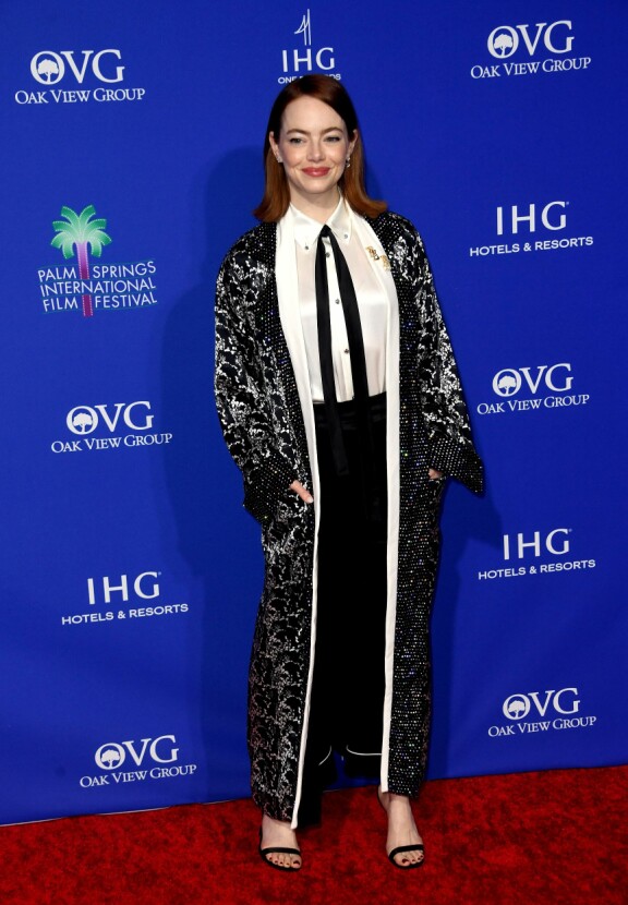 Emma Stone oli yhdistänyt juhlahousuihin pitkän koristeelisen kimonotakin.