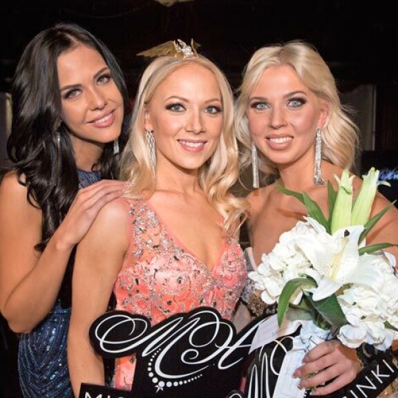 Jasmin (vas.) sijoittui Miss Helsigin ensimmäiseksi perintöprinsessaksi. Voiton nappasi Janna-Juulia Vuorela ja toiseksi perintöprinsessaksi kruunattiin Venla Nikulainen. Jasmin (vas.) sijoittui Miss Helsigin ensimmäiseksi perintöprinsessaksi. Voiton nappasi Janna-Juulia Vuorela ja toiseksi perintöprinsessaksi kruunattiin Venla Nikulainen.