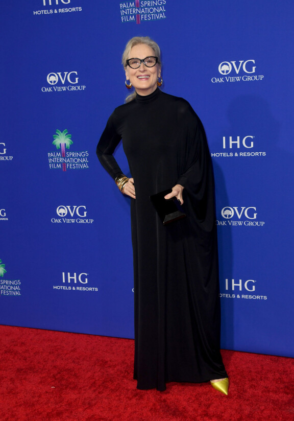 Meryl Streep piristi mustaa asuaan näyttävillä korvakoruilla ja kirkkaankeltaisilla kengillä.