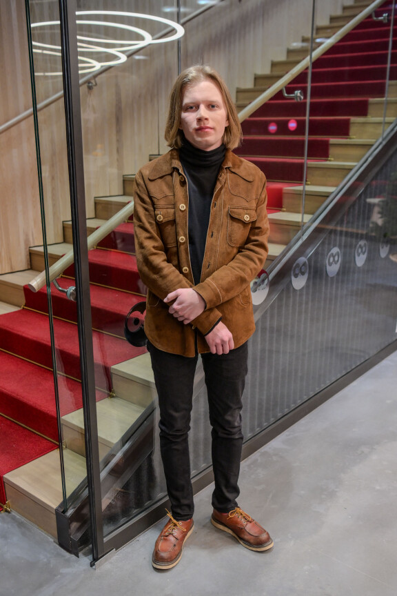 Väinö muistuttaa merkittävästi muusikkoisäänsä pitkine kutreineen.