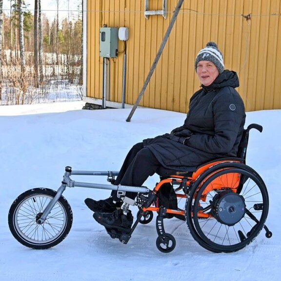 – Pidemmät matkat kuljen pyörätuolilla, jonka etuosaan asennan erikoispyörän, Jenni kertoo. – Pidemmät matkat kuljen pyörätuolilla, jonka etuosaan asennan erikoispyörän, Jenni kertoo.