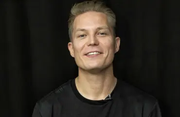 Tältä Jare Tiihosen Otus-koira näyttää talvimaisemassa - palasi vihdoin someen