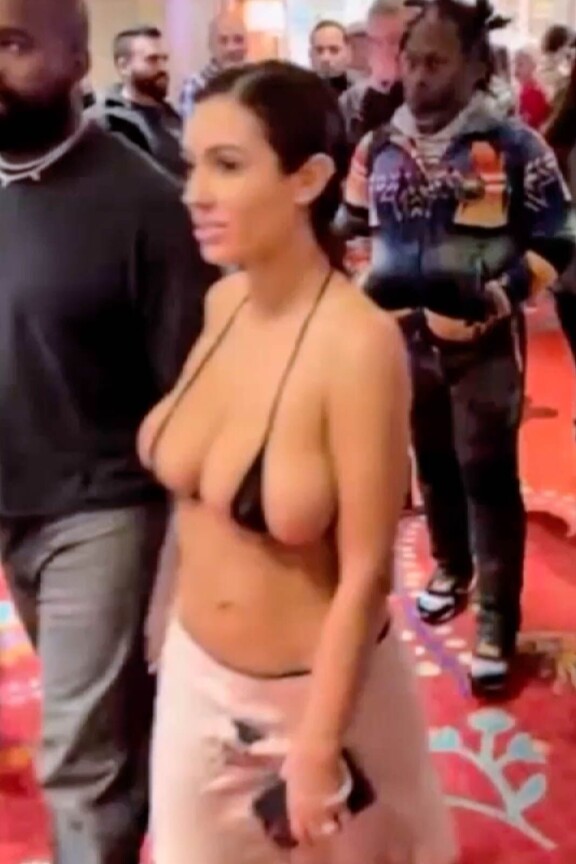 Kanye Westin vaimo ikuistettiin taas uskomattomassa asukokonaisuudessa - vain pikkuruiset laput yläosana
