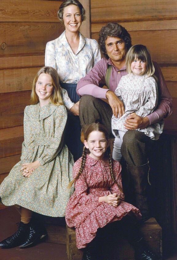 Perheen äiti ja isä, Karen Grassle ja Michael Landon. Tyttäriä vasemmalta oikealle esittivät Melissa Sue Anderson, Melissa Gilbert ja tässä kuvassa Sidney Greenbush, jonka kaksoissisko Lindsay myös esitti Carrieta.
