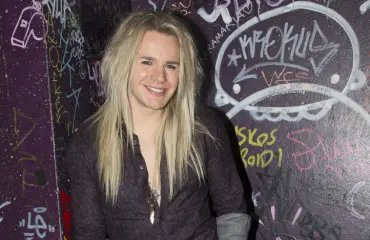 Olli Hermanin rokkarielämä ei ole enää entisellään: ”Voisin juhlia vaikka kunnon yöunilla”