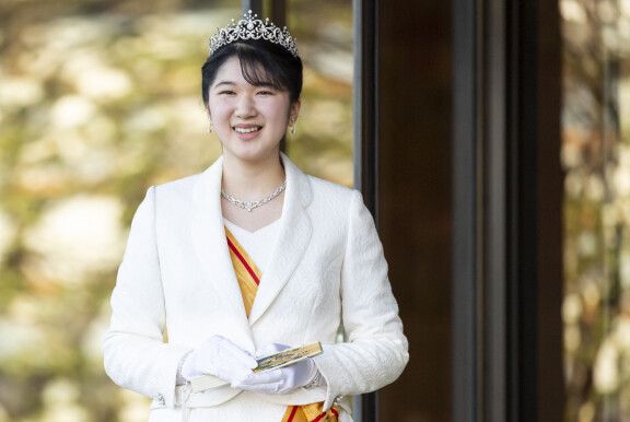 Sukupuolensa takia kruununperimyksestä sivuun siirretty prinsessa Aiko opiskelee japanilaista kirjallisuutta.