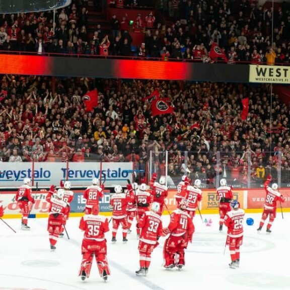 Ässät kiitti mielettömänä mylvinyttä kotiyleisöään Porin Isomäen kiekkopyhätössä. Ässät kiitti mielettömänä mylvinyttä kotiyleisöään Porin Isomäen pyhätössä.
