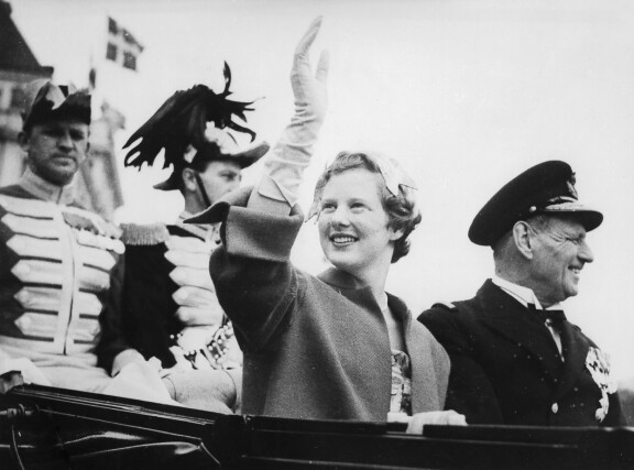 Margareeta peri kruunun isältään, kuningas Fredrik IX:ltä tammikuussa 1972. Kuva vuodelta 1958.