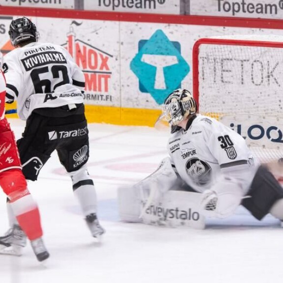 Tässä syntyy voittomaali: Ässien härkämäinen Jesse Joensuu (vas.) ohjaa limpun TPS-häkkiin. Tässä syntyy voittomaali: Ässien härkämäinen Jesse Joensuu ohjaa limpun TPS-häkkiin.