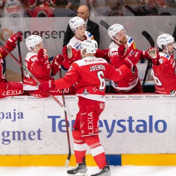 Ässien sielupelaaja Jesse Joensuu huudatti täpötäyttä Porin Isomäen hallia. Seuraavaksi vastaan asettuu Ilves. Ässien sielupelaaja Jesse Joensuu huudatti täpötäyttä Porin Isomäen hallia.