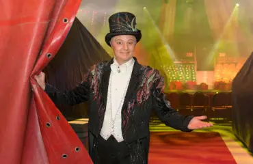 Sebastian esiintyi Tarja Haloselle taikurin vaimon housut jalassa – oululaismiehen elämä on sirkusta